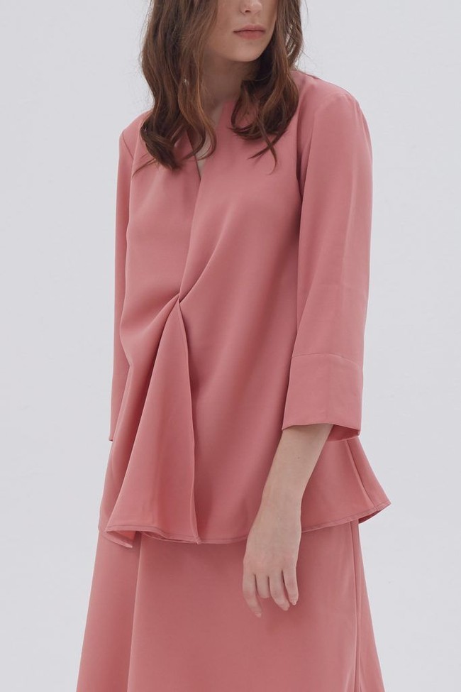 Tak ada salahnya pula membelikan busana. Merayakan semangat kasih sayang, Anda bisa memilih busana warna pink sebagai kado Valentine. Brand Shopatvelvet menawarkan atasan berikut yang bisa dijadikan blus sekaligus outerwear. Croix Two Way Blouse Pink ini bisa dimiliki dengan Rp 289 ribuan. Foto: Shopatvelvet