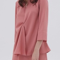 Tak ada salahnya pula membelikan busana. Merayakan semangat kasih sayang, Anda bisa memilih busana warna pink sebagai kado Valentine. Brand Shopatvelvet menawarkan atasan berikut yang bisa dijadikan blus sekaligus outerwear. Croix Two Way Blouse Pink ini bisa dimiliki dengan Rp 289 ribuan. Foto: Shopatvelvet