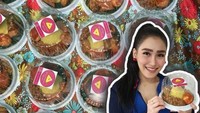 Tak ketinggalan, Ayu Ting Ting berbisnis Mountain Rice. Menu ini adalah nasi kuning berbentuk tumpeng mungil dengan lauk orek tempe, telur balado, ayam goreng, hingga perkedel kentang. Foto: Instagram ayutingting92
