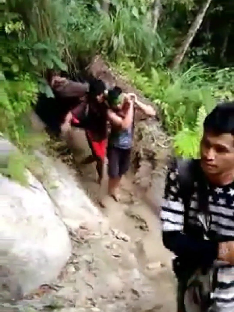 Viral Jenazah Ditandu Puluhan Km, Sandi: Bukti Infrastruktur Belum Rata Viral Jenazah Ditandu Puluhan Km, Sandi: Bukti Infrastruktur Belum Rata