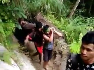 Miris! Jenazah Ini Ditandu Puluhan Kilometer Akibat Jalan Rusak