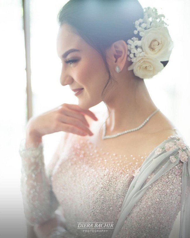Irish Bella tampil cantik di hari pertunangannya dengan Ammar Zoni beberapa waktu lalu. Kamera Diera Bachir pun menangkap momen manis tersebut dengan sempurna. Foto: Diera Bachir Photography
