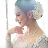 Irish Bella tampil cantik di hari pertunangannya dengan Ammar Zoni beberapa waktu lalu. Kamera Diera Bachir pun menangkap momen manis tersebut dengan sempurna. Foto: Diera Bachir Photography