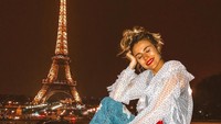 Menikmati cantiknya malam di Menara Eiffel, Paris. (hellofashionblog/Instagram)
