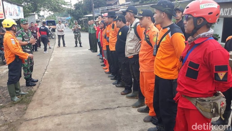 SAR Sisir Lokasi Pemilik Salon Hilang Terbawa Arus di Semarang SAR Sisir Lokasi Pemilik Salon Hilang Terbawa Arus di Semarang
