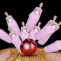 Siapa yang perlu pin bowling, bila kamu punya gaun Katy Perry? Foto: Istimewa
