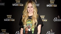 Avril Lavigne tampil kasual dengan baju serba hitam. Foto: Jerod Harris/Getty Images for The Recording Academy