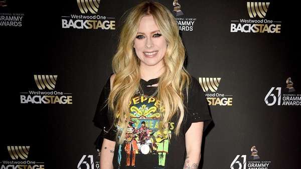 Avril Lavigne Si Blonde Serba Hitam Avril Lavigne Si Blonde Serba Hitam