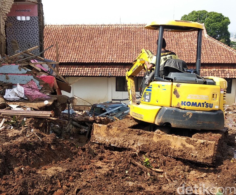 Tanggul Pasirjati Jebol, Bangkai Mobil Tertimpa Puing Dievakuasi Tanggul Pasirjati Jebol, Bangkai Mobil Tertimpa Puing Dievakuasi