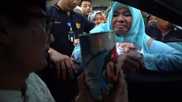 Sambil Menangis, Warga Pekalongan Berikan Celengan ke Sandiaga Uno