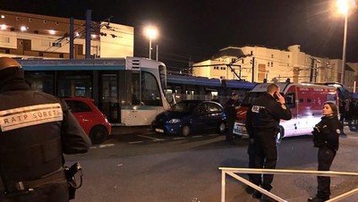 Tabrakan Langka 2 Trem di Pinggiran Paris