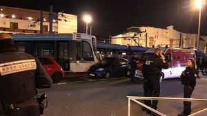 Tabrakan Langka 2 Trem di Pinggiran Paris