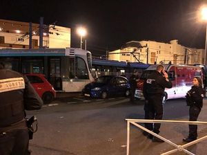 Tabrakan Langka 2 Trem di Pinggiran Paris