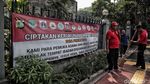 Aksi Petugas Damkar Bersih-bersih Katedral