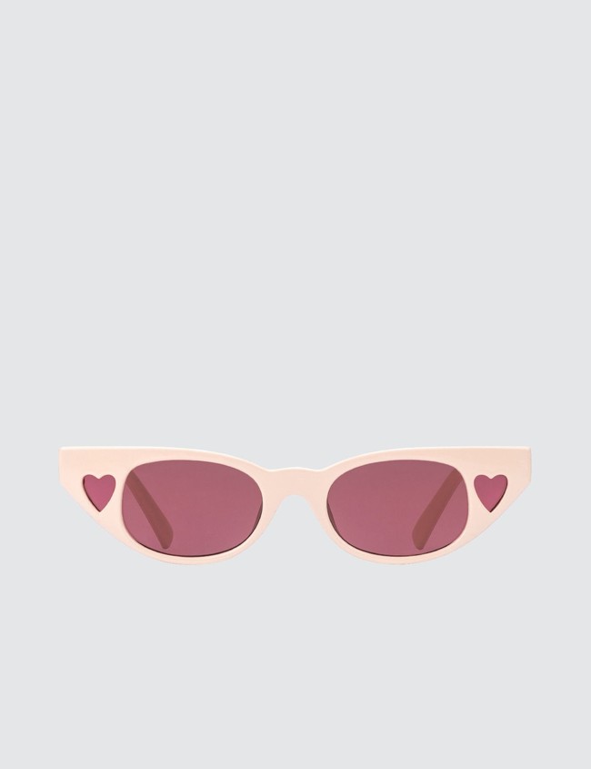 Kacamata pun dapat dijadikan pilihan. Apalagi jika pasangan suka mengenakannya dan sering bepergian atau beraktivitas di luar ruangan. Sebagai hadiah Valentine, Anda bisa melirik The Heartbreaker Sunglasses keluaran Le Specs seharga Rp 1,7 jutaan yang punya motif hati ini. Foto: Bobobobo