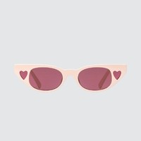 Kacamata pun dapat dijadikan pilihan. Apalagi jika pasangan suka mengenakannya dan sering bepergian atau beraktivitas di luar ruangan. Sebagai hadiah Valentine, Anda bisa melirik The Heartbreaker Sunglasses keluaran Le Specs seharga Rp 1,7 jutaan yang punya motif hati ini. Foto: Bobobobo