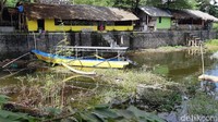 Tampak banyak sampah di pinggir Situ Gede. Danau ini juga dipenuhi gulma dan terlihat beberapa pendangkalan di sana-sini (Masaul/detikTravel)