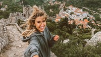 Senyumnya di Portugal. (hellofashionblog/Instagram)