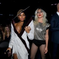 Usai tampil, Lady Gaga yang masuk nominasi aktris terbaik Oscars 2019 berkat perannya di A Star is Born mengganti pakaiannya lagi. Busana Celine karya Hedi kembali menjadi andalan pelantun Poker Face itu. Kali ini giliran celana super pendek dan atasan perak berikut headpiece bergaya topi baret. Foto: Getty Images