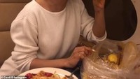 Rapper berusia 26 tahun ini suka sekali menyantap aneka seafood. Kepiting dengan pasta jadi menu makan malamnya di dalam pesawat pribadinya. Foto: Istimewa