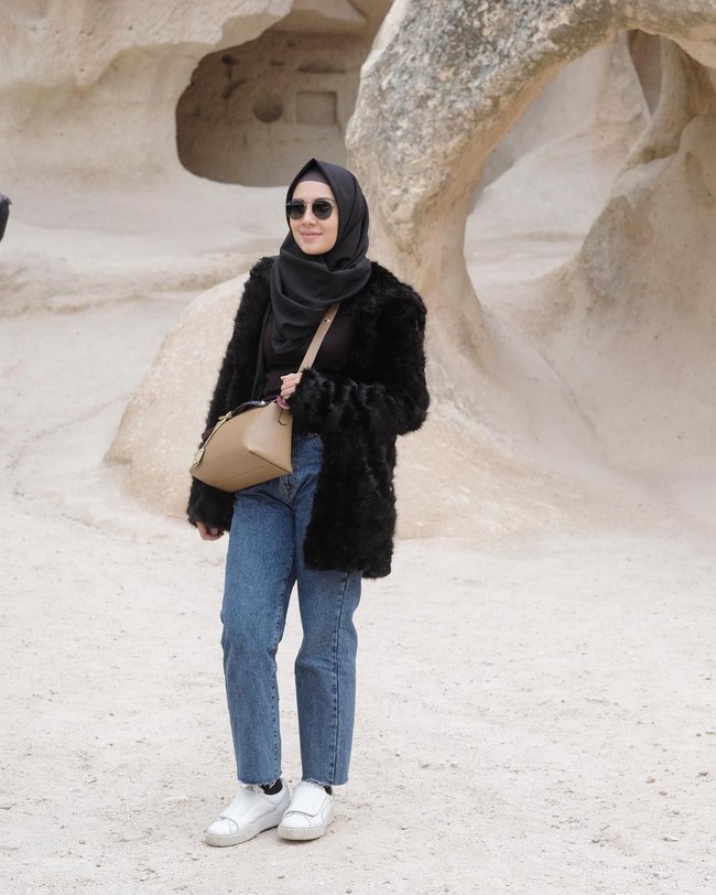 Berlibur ke Turki saat cuaca cukup dingin, Ratna memakai berbagai macam jaket. Salah satunya jaket bulu hitam yang bisa melindungi tubuh tapi tetap terlihat cantik. Foto: Instagram/RatnaGalih