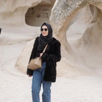 Berlibur ke Turki saat cuaca cukup dingin, Ratna memakai berbagai macam jaket. Salah satunya jaket bulu hitam yang bisa melindungi tubuh tapi tetap terlihat cantik. Foto: Instagram/RatnaGalih