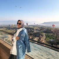 Jika ingin terlihat kasual, pilih jaket jeans untuk berlibur ke daerah yang dingin. Oversized jacket juga sesuai dengan tren street style tahun ini. Foto: Instagram/RatnaGalih