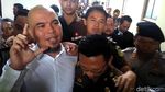 Tak Berkaos dan Blangkon Lagi, Ahmad Dhani Bersidang Pakai Peci