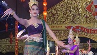Para ladyboy menampilkan seni tari dengan anggun (Shinta/detikTravel)