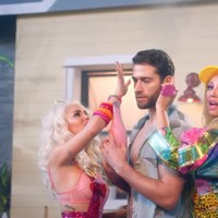 Lirik lagu Linda Peri Bruto sempat dikritik karena mengandung makna yang diinterpretasikan sejumlah penggemar sebagai pesan anti pria. Foto: Screenshot YouTube/ Thalia