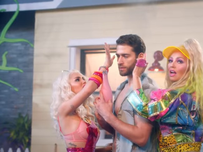 Lirik lagu Linda Peri Bruto sempat dikritik karena mengandung makna yang diinterpretasikan sejumlah penggemar sebagai pesan anti pria. Foto: Screenshot YouTube/ Thalia