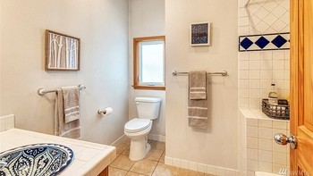 Melihat lebih lanjut penampakan dari kamar mandi rumah tersebut. Foto: John L. Scott Real Estate