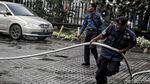 Aksi Petugas Damkar Bersih-bersih Katedral
