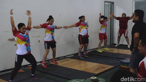 Syarah Anggraini (paling kiri)