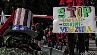 Sebuah boneka gurita berwarna hijau dengan hiasan topi Amerika turut hadir sebagai representasi pemerintahan AS yang dianggap terlalu ikut campur dalam krisis yang terjadi di Venezuela.