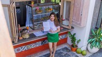 Belum lama ini Tamara Bleszynski membuka warung makan di Canggu, Bali. Bernama Teh Manis, ia menyajikan opor ayam, udang pete balado, rendang jengkol, urap, dan banyak menu rumahan sedap lainnya. Foto: Instagram tamarableszynskiofficial