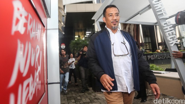 Anggota DPR Fraksi PAN Ahmad Riski Sadig diperiksa dalam kasus suap Wakil Ketua DPR nonaktif Taufik Kurniawan. Dia mengaku hanya melengkapi pemeriksaan sebelumnya.