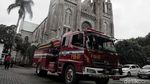 Aksi Petugas Damkar Bersih-bersih Katedral