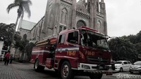 Sebuah mobil petugas pemadam kebakaran berada di pelataran Gereja Katedral Jakarta.