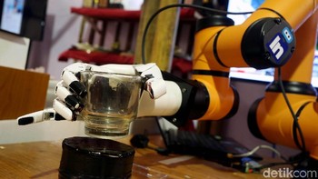 Robot pembuat kopi ini merupakan hasil karya dari LKP Sari Teknologi.