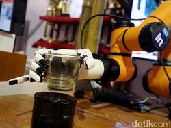 Canggih! Robot Barista Ini Mejeng di Pameran Pendidikan