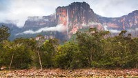 Keindahan air terjunnya dapat terlihat dari kejauhan. Debit airnya kala deras, bikin mata enggan berkedip (iStock)