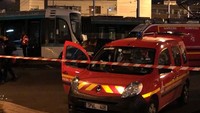 Sedikitnya 12 orang mengalami luka-luka dalam insiden ini. Salah satu korban mengalami luka serius dan saat ini dilaporkan dalam kondisi kritis di rumah sakit setempat. Sisanya, 11 korban luka lainnya mengalami luka-luka yang tidak terlalu serius. Foto: Photo by Philippe DUPEYRAT/AFP