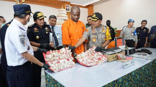 Sabu disimpan di perut.