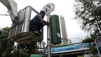 Selain polisi lalu lintas yang mengatur rekaya pengalihan arus jalan, petugas dishub nampak sedang memperbaiki lampu lalu lintas.