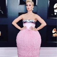 Ketika gaunnya disamakan dengan gulali warna pink yang membuat kita ingin mencicipinya. Foto: Istimewa