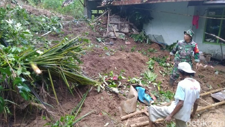 Hujan Deras, Sejumlah Daerah di Ciamis Longsor Rusak Puluhan Rumah Hujan Deras, Sejumlah Daerah di Ciamis Longsor Rusak Puluhan Rumah