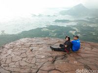 Menikmati pemandangan (Idris/detikTravel)