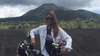 Yang juga seru adalah Maria Selena ngetrail di Black Lava, Gunung Batur. Mantap! (My Trip My Adventure)
