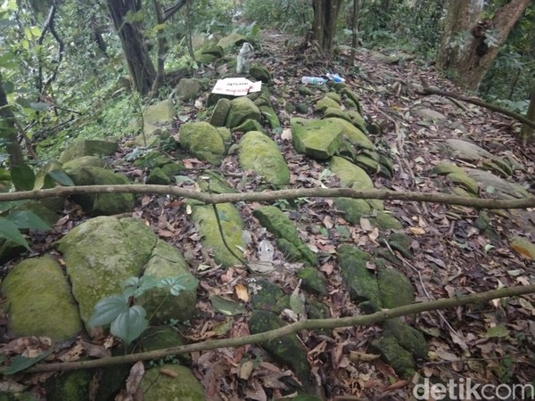 Sedangkan makam keramat kedua yakni makan Raden Suryakencana yang berada di pinggir tebing sebelum mencapai puncak bayangan. Kedua makam ini kerap diziarahi wisatawan pada hari-hari tertentu. (Idris/detikTravel) Sedangkan makam keramat kedua yakni makan Raden Suryakencana yang berada di pinggir tebing sebelum mencapai puncak bayangan. Kedua makam ini kerap diziarahi wisatawan pada hari-hari tertentu. (Idris/detikTravel)